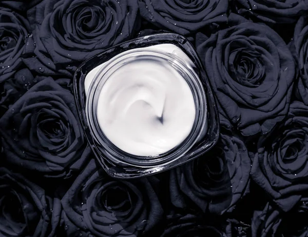 Arckrém bőr hidratáló és fekete rózsa virágok, luxus bőr — Stock Fotó