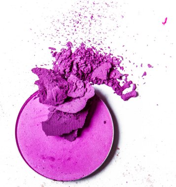 Beyaz arka planda yalıtılmış ezilmiş göz farı paleti yakın çekim