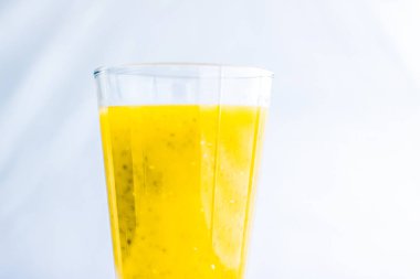 Diyet de Chia tohumları ile sarı meyve Smoothie suyu cam