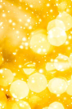 Göz kamaştırıcı altın, pırıl pırıl, lüks tatil geçmişi.