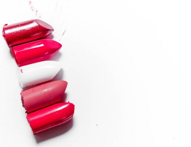 Beyaz arka planda yalıtılmış kesilmiş ruj yakın çekim