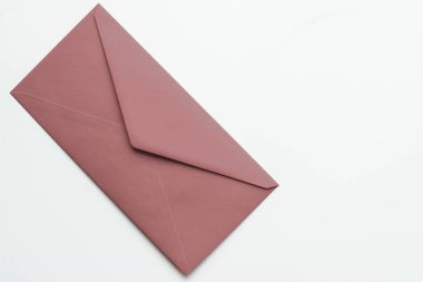 Mermer yatık arka planda boş kağıt zarflar, tatil posta