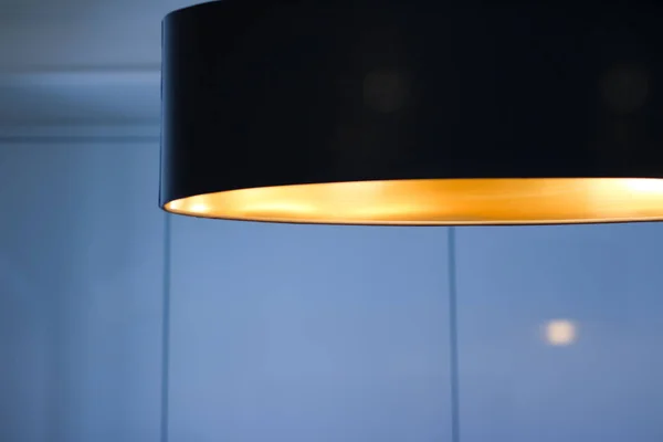 Lampada d'oro in una stanza, elegante arredamento moderno illuminazione — Foto Stock