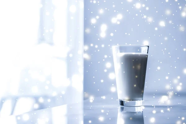 Magisches Feiertagsgetränk, das laktosefreie Bio-Milch ins Glas gießt — Stockfoto