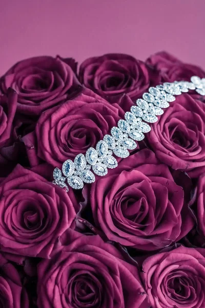 Роскошные бриллиантовые украшения браслет и розовые цветы розы, любовь gif — стоковое фото