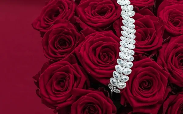 Pulseira de jóias de diamante de luxo e flores de rosas vermelhas, presente de amor — Fotografia de Stock