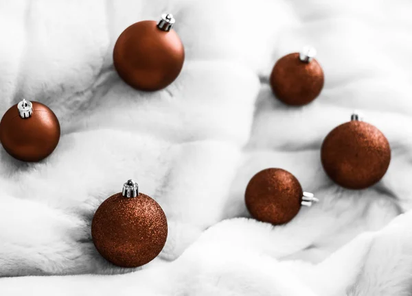 Bola de Navidad marrón chocolate sobre fondo de piel esponjosa blanca , — Foto de Stock
