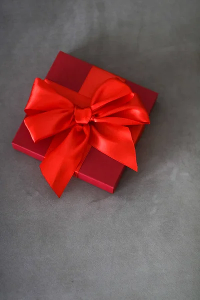 Роскошная праздничная красная подарочная коробка с шелковой лентой и бантом, — стоковое фото