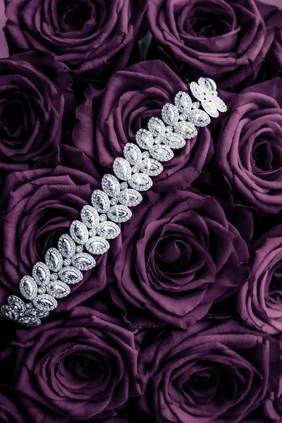 Pulseira de jóias de diamante de luxo e rosas roxas flores, amor g — Fotografia de Stock