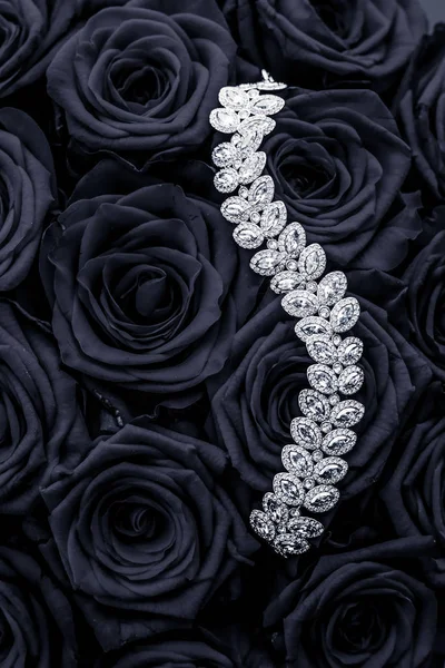 Πολυτέλεια διαμάντι κοσμήματα βραχιόλι και μαύρα τριαντάφυλλα λουλούδια, αγάπη GI — Φωτογραφία Αρχείου