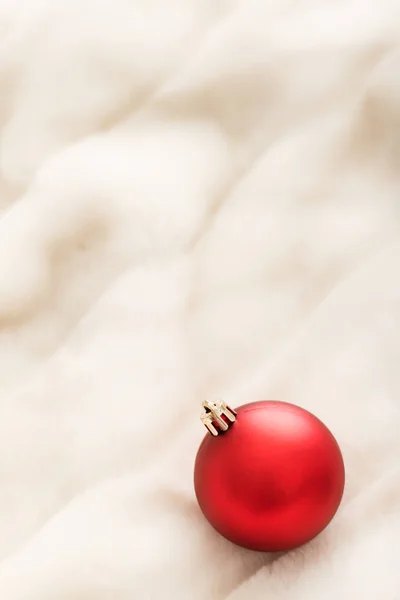 Rote Christbaumkugeln auf weißem, flauschigem Fellhintergrund, luxuriöser Wein — Stockfoto