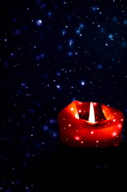 Koyu pırıl pırıl kar arka plan üzerinde kırmızı tatil mum, lüks 
