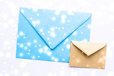 Kış tatili parlak kar f ile mermer üzerinde boş kağıt zarflar