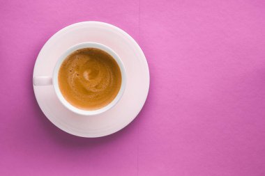 Kahvaltı içeceği olarak sıcak fransız kahvesi, pin üzerinde flatlay bardak