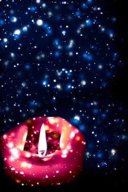 Mavi köpüklü kar arka plan kırmızı tatil mum, lüks 