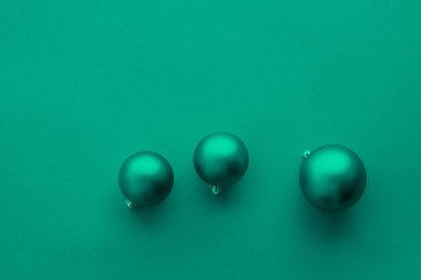 Yeşil flatlay zemin üzerinde Noel baubles, lüks kış holid