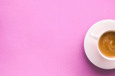 Kahvaltı içeceği olarak sıcak fransız kahvesi, pin üzerinde flatlay bardak