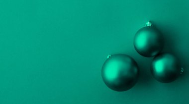 Yeşil flatlay zemin üzerinde Noel baubles, lüks kış holid