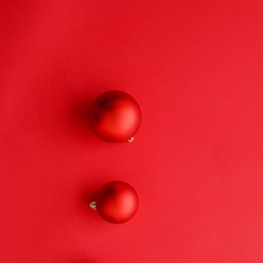 Kırmızı flatlay zemin, lüks kış tatili noel baubles
