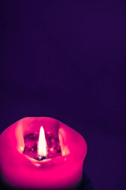 Mor arka plan pembe tatil mum, lüks marka tasarım