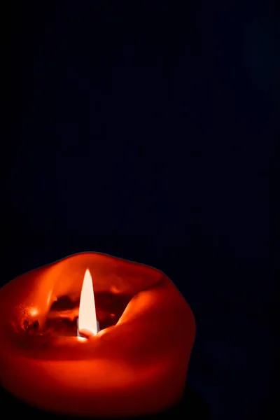 Vela de férias vermelho no fundo escuro, design de marca de luxo e — Fotografia de Stock