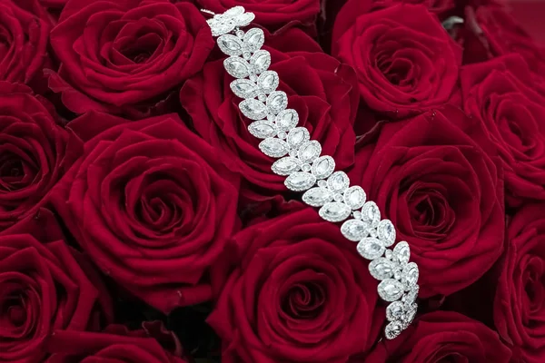 豪華なダイヤモンドジュエリーブレスレットと赤いバラの花、愛の贈り物 — ストック写真
