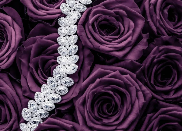 Perhiasan gelang berlian mewah dan mawar ungu bunga, cinta g — Stok Foto