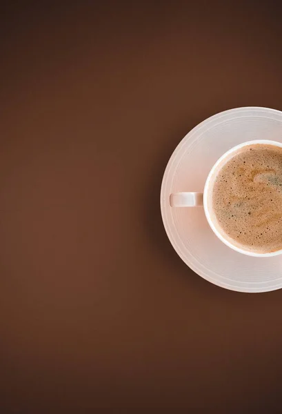 Kopp hett kaffe som frukost drink, flatlay koppar på brun rygg — Stockfoto