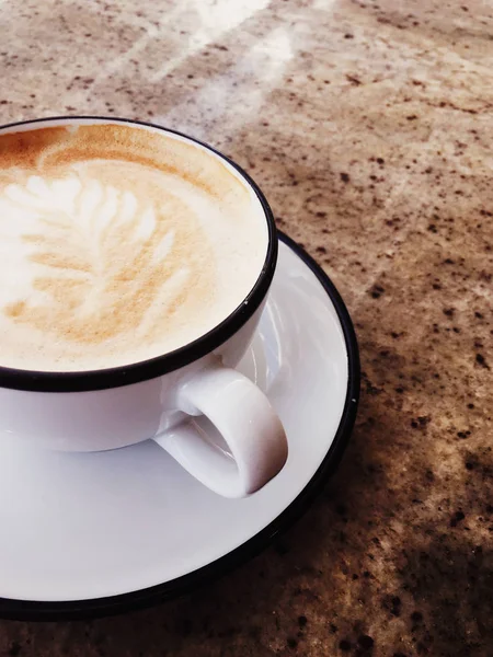 Cappuccino untuk sarapan di kantin, cangkir kopi di atas meja di pa — Stok Foto