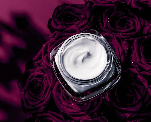 Crema facial hidratante para la piel y flores moradas oscuras, piel de lujo — Foto de Stock