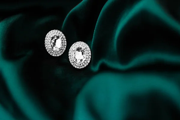 深色祖母绿真丝的豪华钻石耳环，节日魅力 — 图库照片