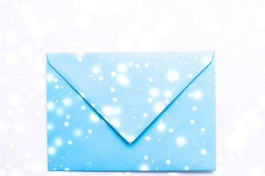 Kış tatili parlak kar f ile mermer üzerinde boş kağıt zarflar