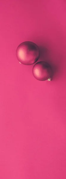 Palle di Natale su sfondo piatto rosa, lusso inverno holida — Foto Stock