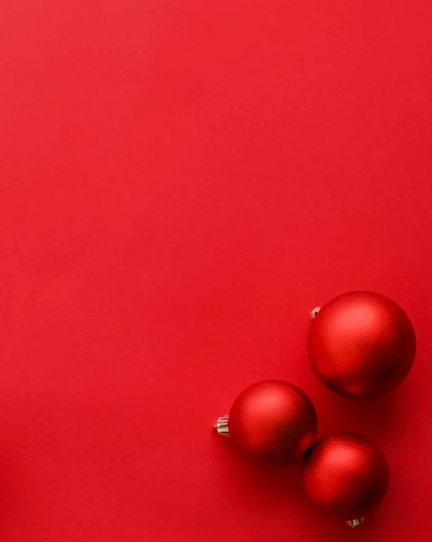 Bola de Navidad sobre fondo plano rojo, vacaciones de invierno de lujo — Foto de Stock