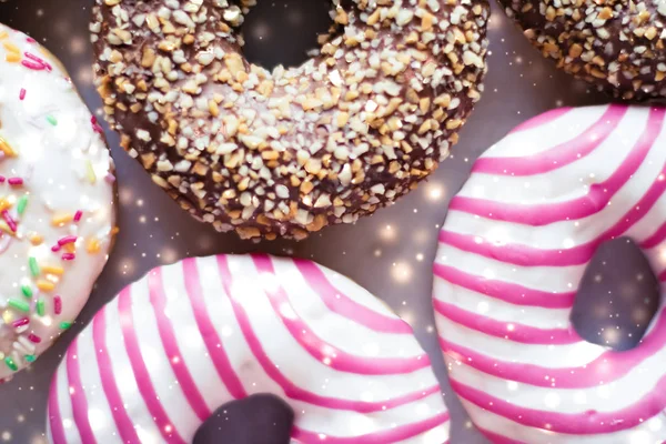 Donuts colorés sur table en marbre avec neige brillante, holid d'hiver — Photo