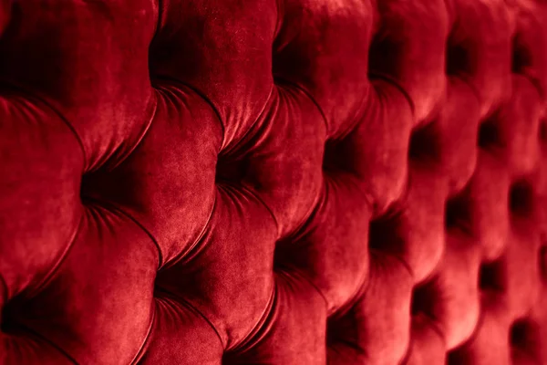Rode luxe velours gewatteerde sofa bekleding met knoppen, elegante — Stockfoto