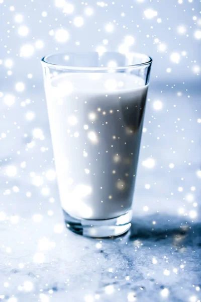 神奇的节日饮料,将不含有机乳糖的牛奶倒入玻璃中 — 图库照片