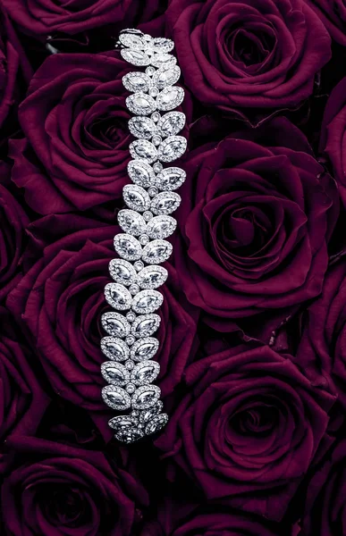 Luxury diamond jewelry bracelet and purple roses flowers, love g — Stock Photo, Image