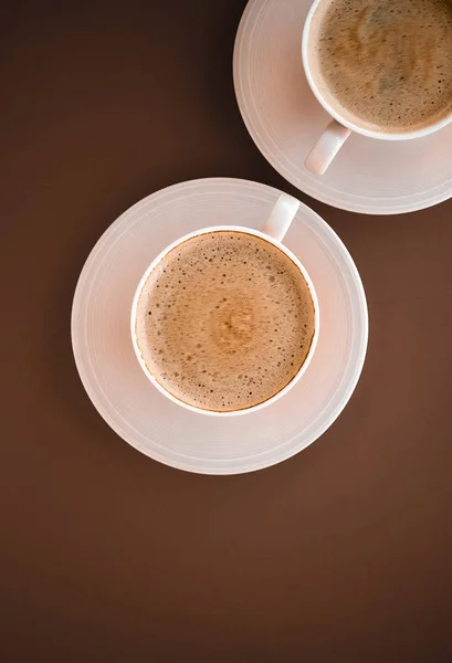 아침 음료로 뜨거운 커피 한 잔, 갈색 뒷면에 플랫 레이 컵 — 스톡 사진
