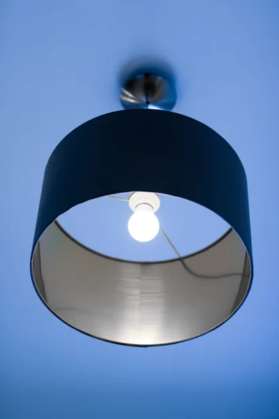 Silberlampe im Zimmer, elegante moderne Dekorbeleuchtung — Stockfoto