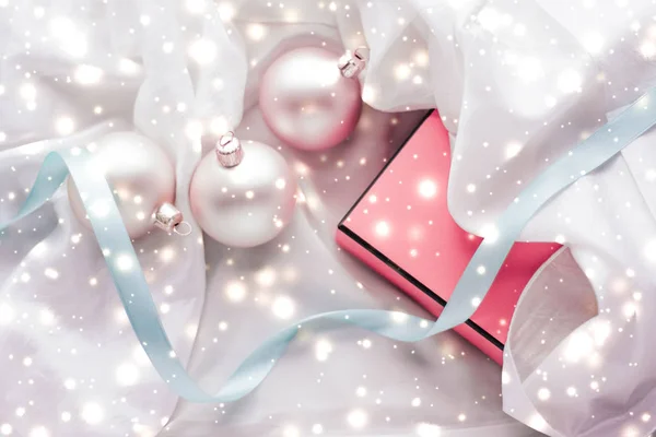 Ozdoba świąteczna i pudełko z błyszczącym śniegiem na Jedwabnym ekspresyjne — Zdjęcie stockowe