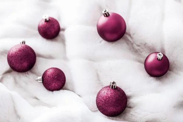Purple Christmas baubles em fundo de pele macia branca, luxo wi — Fotografia de Stock