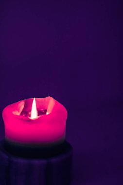 Mor arka plan pembe tatil mum, lüks marka tasarım