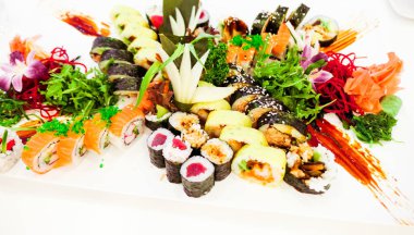 Öğle yemeği zamanında bir restoranda Japon Suşi, Asya mutfağı