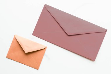 Mermer yatık arka planda boş kağıt zarflar, tatil posta