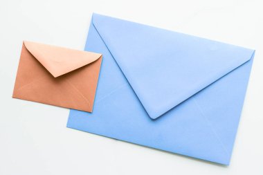 Mermer yatık arka planda boş kağıt zarflar, tatil posta