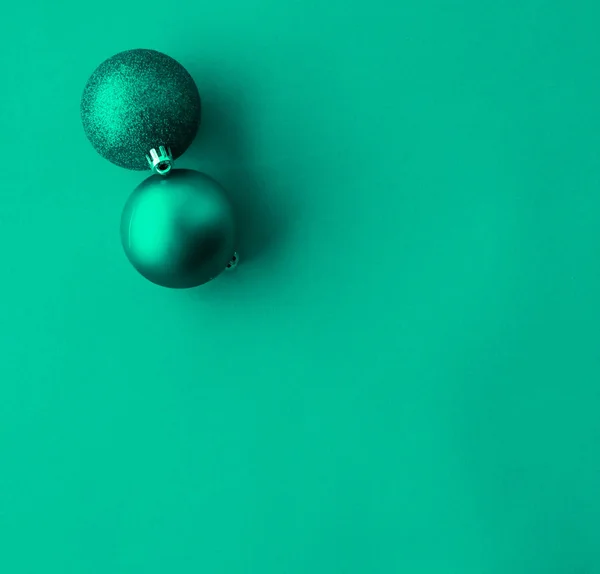Bola de Navidad sobre fondo plano verde, holid de invierno de lujo — Foto de Stock