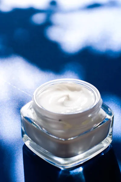 Crème hydratante pour le visage beauté pour les peaux sensibles, spa de luxe co — Photo