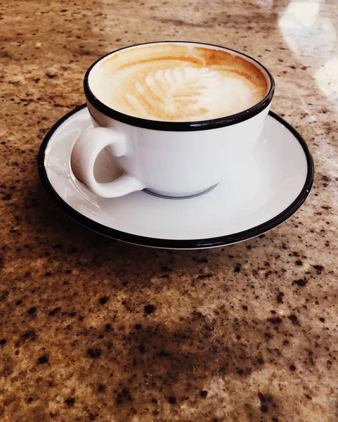 Καπουτσίνο για πρωινό στην καφετέρια, φλιτζάνι καφέ στο τραπέζι στο PA — Φωτογραφία Αρχείου