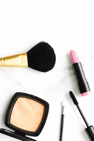 Make-up en cosmetica producten op een marmeren, platte achtergrond — Stockfoto